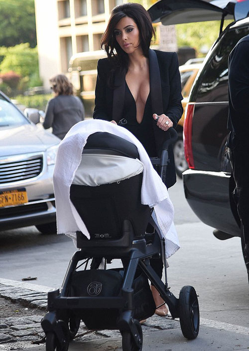 Kim Kardashian đẩy nôi đưa con gái yêu Nori đi chơi vào chiều 16/6.